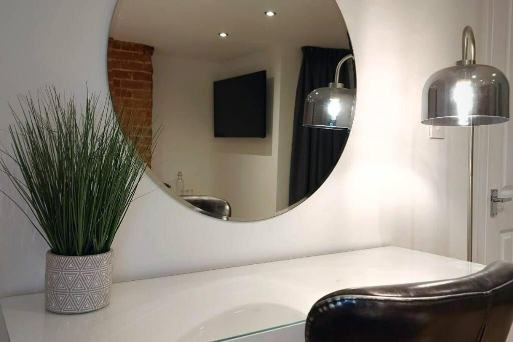Stylish Apartment In City Centre With Parking Preston  Esterno foto